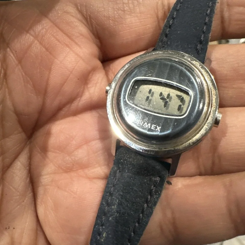 Working Vintage 1970s Ladies Timex Digital Watch Blue Face Quartz‎ 28mm Fit 6in